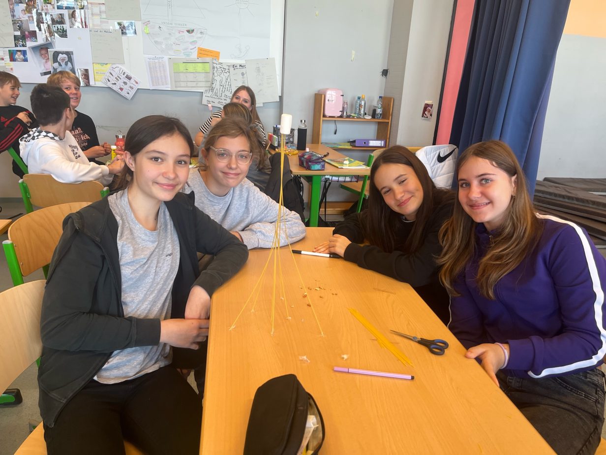 4 Mädchen in der Klasse